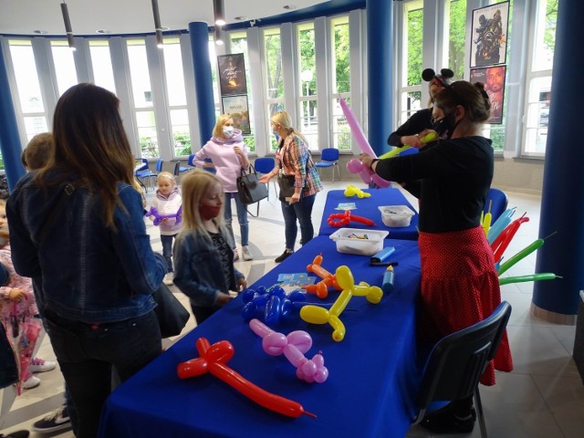 Dziś Międzynarodowy Dzień Dziecka.  W kinoteatrze "Rondo" odbyły się seanse bajek, przygotowano też zajęcia animacyjne: skręcanie balonów.