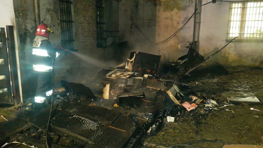 Pożar na rynku w Żorach - doszczętnie spłonęła przyczepa...