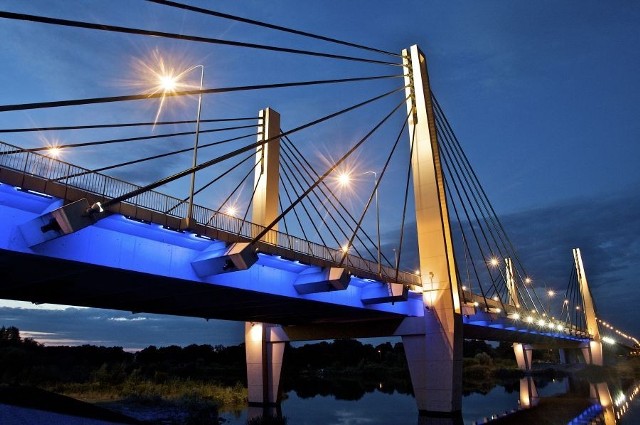 Iluminacja mostu Milenijnego na obwodnicy śródmiejskiej Wrocławia została uruchomiona w 2004 roku wraz z oddaniem obiektu do ruchu.  Na moście znajdują się 84 lampy, z których każda zużywa energię  o wartości do 400 watów