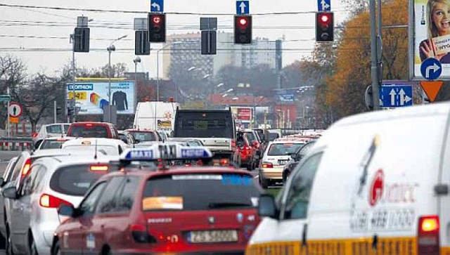 Mowa o skrzyżowaniu ulicy Wyszyńskiego i Nabrzeża Wieleckiego.