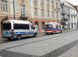 Białystok. Policja i karetka na Rynku pod ratuszem spowodowały zamieszanie wśród przechodniów