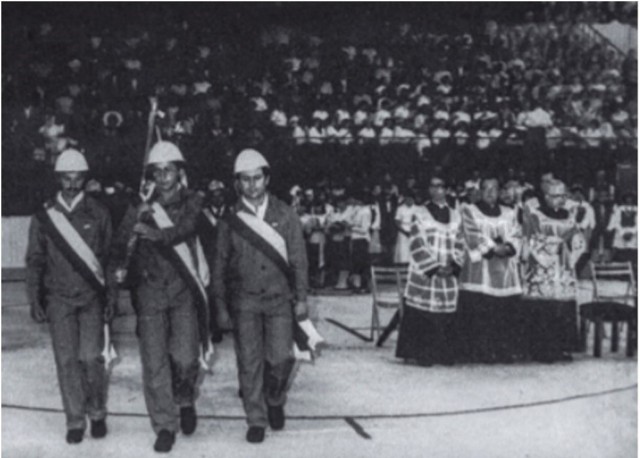 W 1981 roku Solidarność w Zakładach Chemicznych "Oświęcim" należała do największych w regionie. Na zdjęciu uroczystość poświęcenia sztandaru na lodowisku