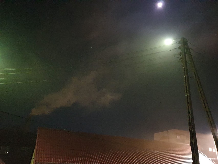 Gęsty dym wydobywa się z budynku przy ul. Piastów 1 i...