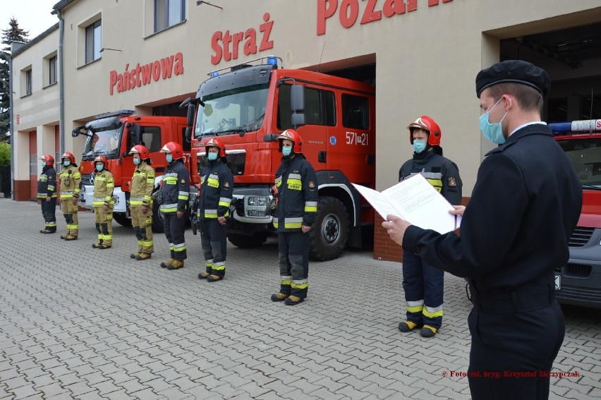 Skromne obchody Dnia Strażaka w 2020 roku w KP PSP w Rawiczu. Awanse na wyższe stopnie służbowe wśród funkcjonariuszy straży [ZDJĘCIA] 