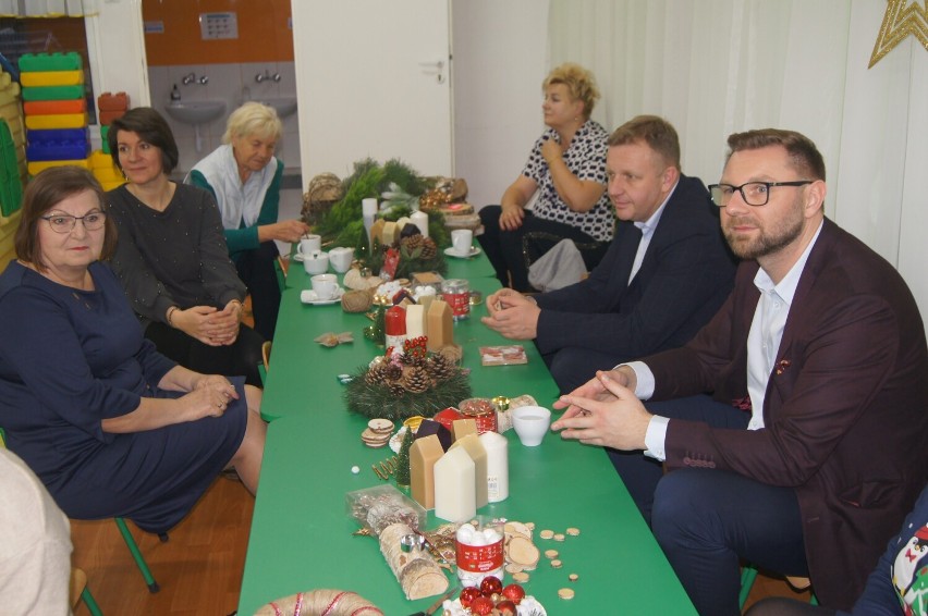 Przedszkolaki z PP 10 w Radomsku oraz ich goście robili stroiki bożonarodzeniowe. ZDJĘCIA