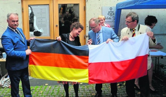 Zmniejszenie subwencji przeznaczonej na nauczanie języka mniejszości narodowej od początku skierowane było wyłącznie na jedną mniejszość - niemiecką. Ograniczenie środków i wymiaru godzin na nauczanie języka mniejszości narodowej dotknie bowiem wyłącznie języka niemieckiego