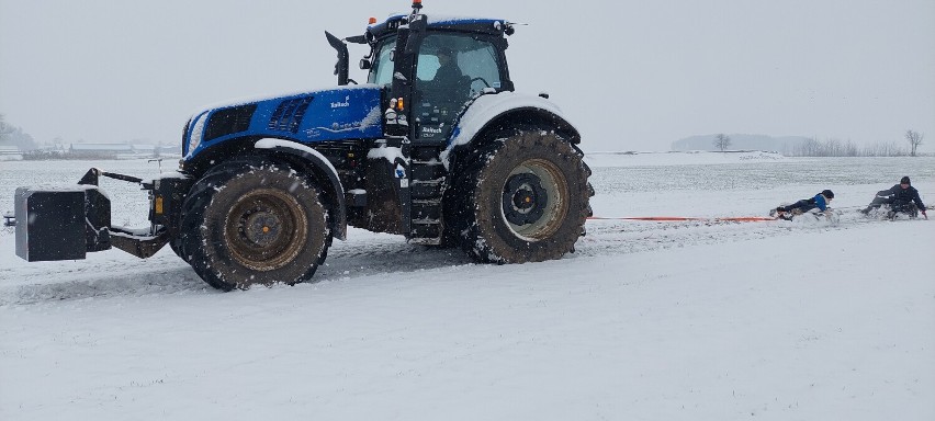 Pierwszy śnieg w powiecie obornickim. Mieszkańcy Tłukaw zorganizowali kulig [ZDJĘCIA]