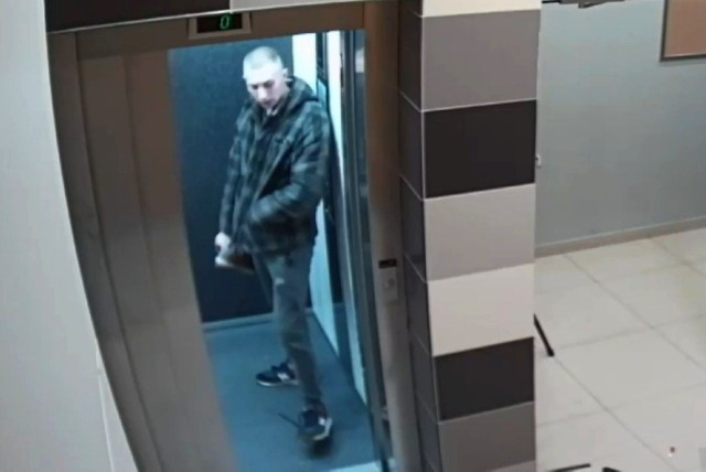Widoczny na zdjęciach mężczyzna jest podejrzany o dewastację drzwi w dwóch budynkach mieszkalnych przy ulicy Sobieskiego w Bydgoszczy. Jeśli rozpoznajesz tę osobę, skontaktuj się z policją