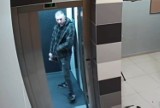 Zniszczył drzwi i "zapozował" do kamery. Policja w Bydgoszczy szuka wandala [wideo]