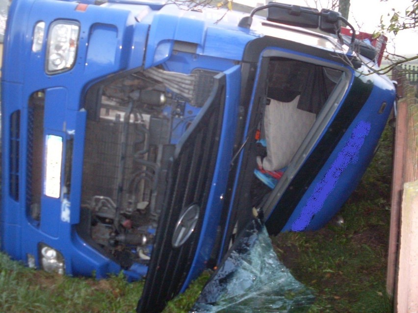 Wypadek w Jaroszewicach Rychwalskich. Bydło na drodze