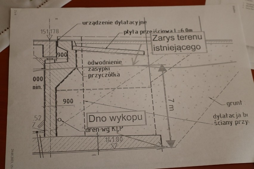 Taki rysunek techniczny przesłał burmistrzowi wykonawca - w...