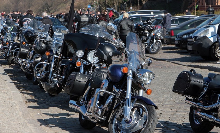 Kilkuset miłośników motocykli zebrało się w niedzielę (20...