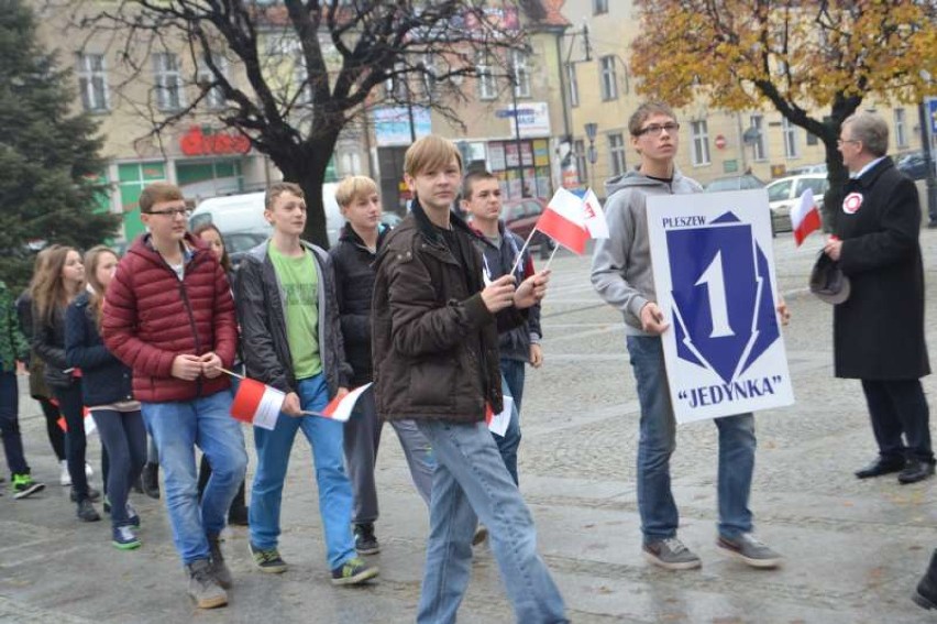 Flagi rozdawali uczniowie ZSP nr 1 w Pleszewie