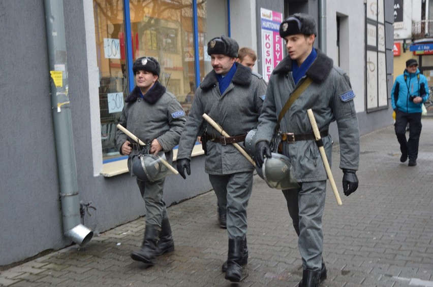 Bełchatów: Milicja obywatelska na ulicach miasta. Bełchatowianie uczcili rocznicę wprowadzenia stanu wojennego  