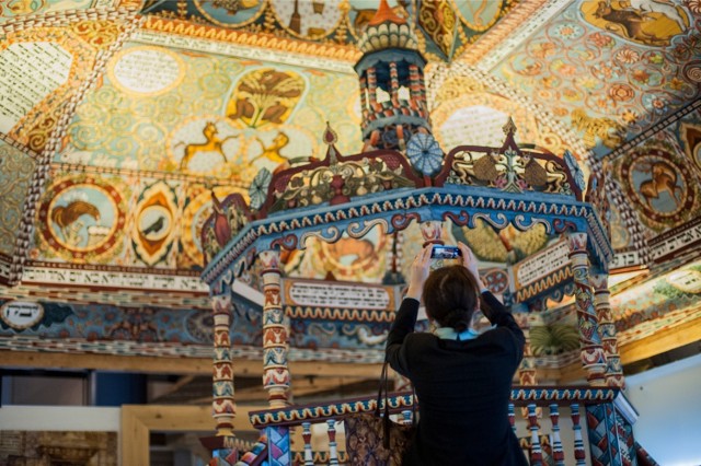 To muzeum pokochali nie tylko mieszkańcy Warszawy czy Polski. Dzisiaj znane jest w wielu zakątkach na świecie. Placówka na Muranowie dokumentuje wielowiekową historię Żydów w naszym kraju. Nie koncentruje się tylko na Holokauście i II wojnie światowej. 

Mordechaja Anielewicza 6 
Bilety: normalny – 25 zł, ulgowy – 15 zł