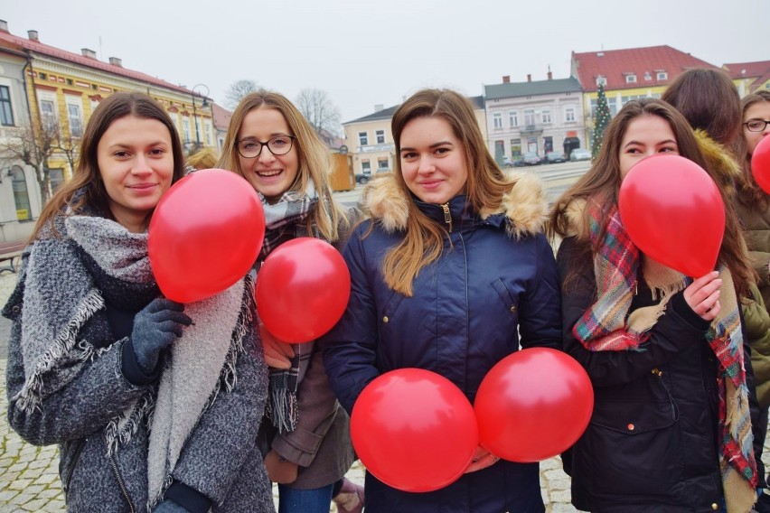 Serce dla Jurka Owsiaka na Rynku w Sieradzu. Akcja dla szefa WOŚP odbyła się z inicjatywy uczniów ZSP nr 2 (zdjęcia)