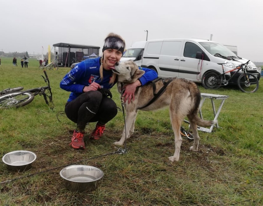 Natalia i Krystian Rakocy z Mieściska wystartowali w zawodach psich zaprzęgów pod Szamotułami 