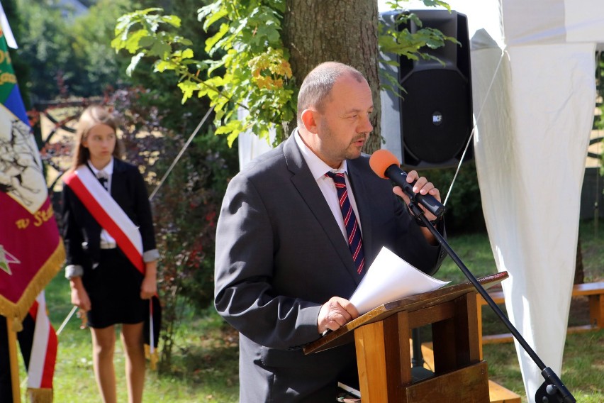 Odsłonięcie tablicy poświęconej zamordowanym nauczycielom z...