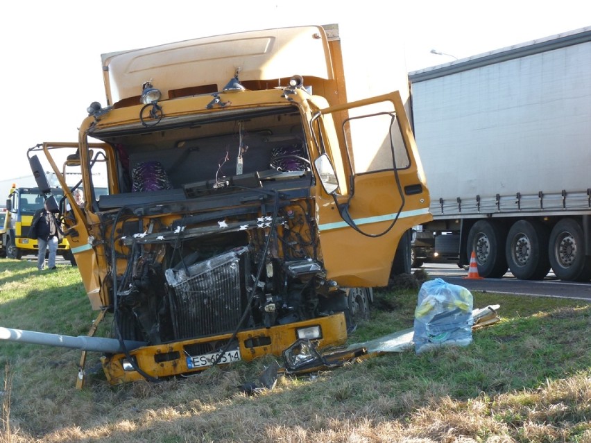 Wypadek na DK 1 w Kamieńsku. Zderzyły się ciężarówki