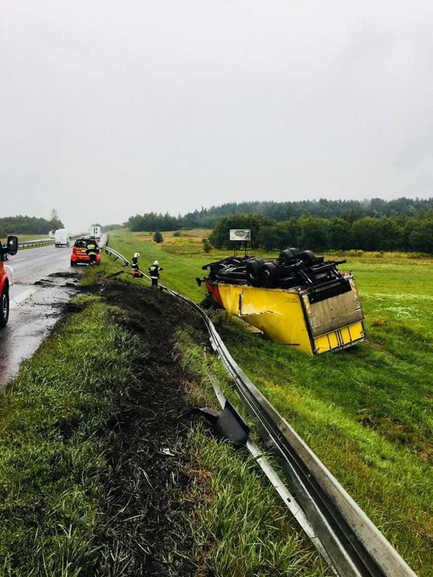 Ciężarówka wypadła na DK 1 pod Koziegłowami [ZDJĘCIA] Na miejscu działała jednostka OSP Koziegłowy