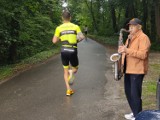 Jan Poniecki na trasie Garmin Iron Triathlon. Sportowiec tym razem grał na...saksofonie 