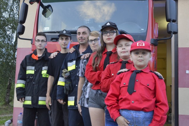 Arkadiusz, Witold, Tomasz, Małgorzata, Dorota, Bartłomiej i Karolina Kupiecowie to strażacka rodzina z Moszczenicy. Mundur to ich codzienność