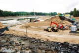 Trwają prace poprzedzające odbudowę przerwanej w czasie powodzi zapory w Niedowie 