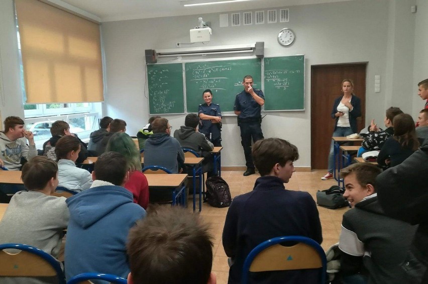 Dzielnicowi odwiedzili uczniów Zespołu Szkół nr 1 w Aleksandrowie Kujawskim [zdjęcia]