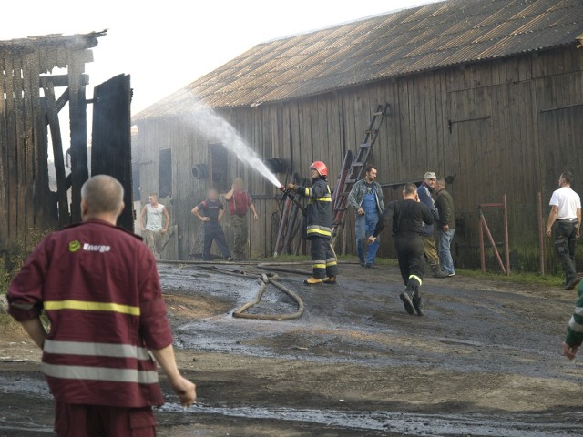 Z pożarem garażu w Lubkowie walczyło 5 zastępów strażaków