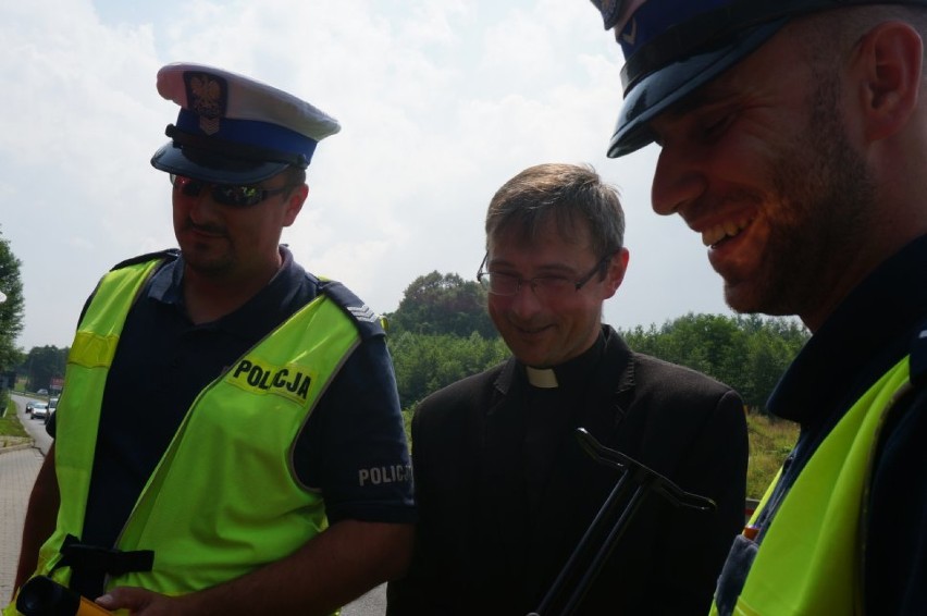 policjanci rozdawali obrazki św. Krzysztofa