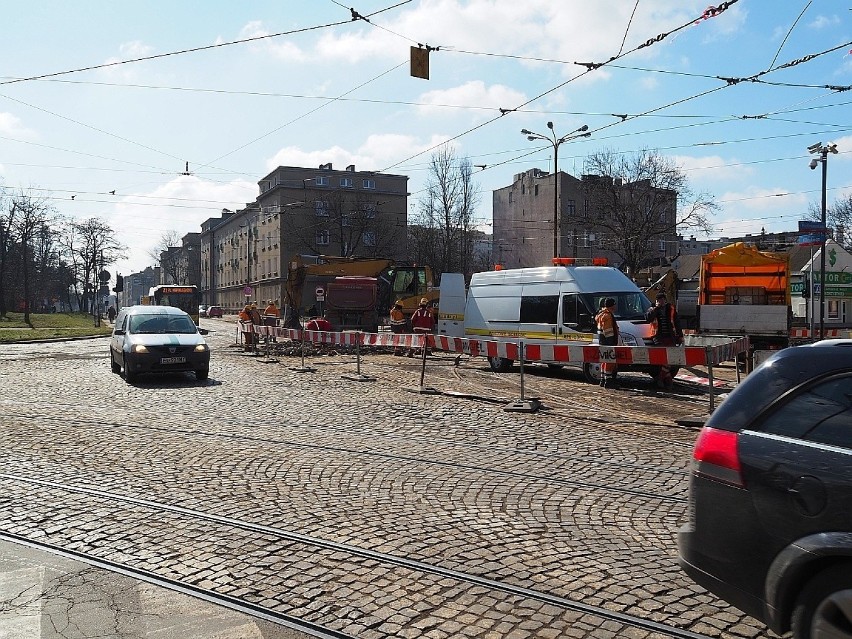 MPK prowadzi na skrzyżowaniu doraźny remont torowiska....