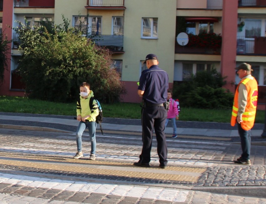 Policjanci dbają o bezpieczeństwo dzieci.