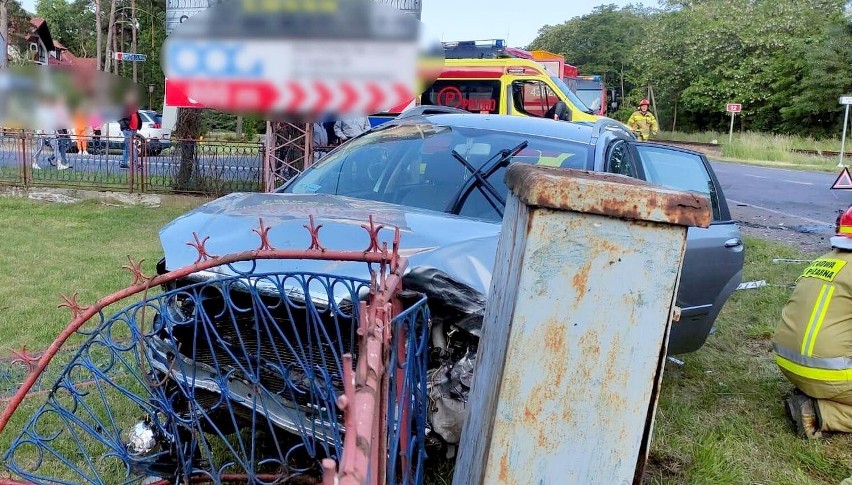 Wypadek w Krzemieniewie. Po rannego kierowcę przyleciał śmigłowiec Lotniczego Pogotowia Ratunkowego  ZDJĘCIA i FILM