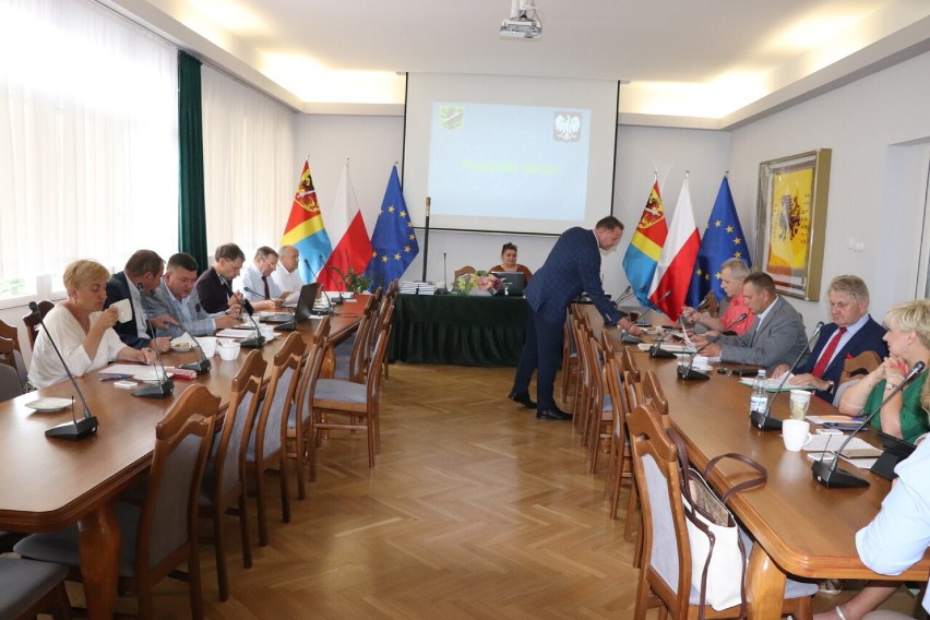 40. sesję Rady Powiatu w Radziejowie zwyczajowo rozpoczęto...