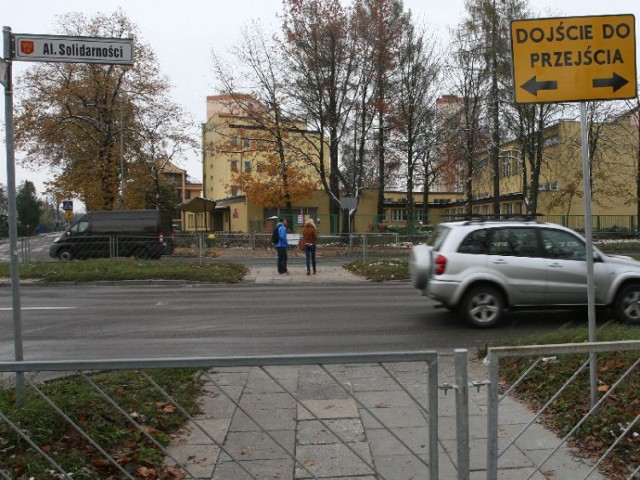Mimo zapór ustawionych na przejściu dla pieszych przez aleje Solidarności na wysokości ulicy Leszczyńskiej w Kielcach wiele osób korzysta z niego.