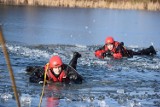 Strażacy pokazali 21 Przemyskiej Drużynie Harcerskiej jak zachować się na lodzie [ZDJĘCIA]