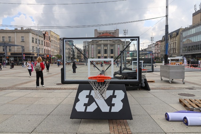 Na katowickim rynku powstają boiska do koszykówki 3x3