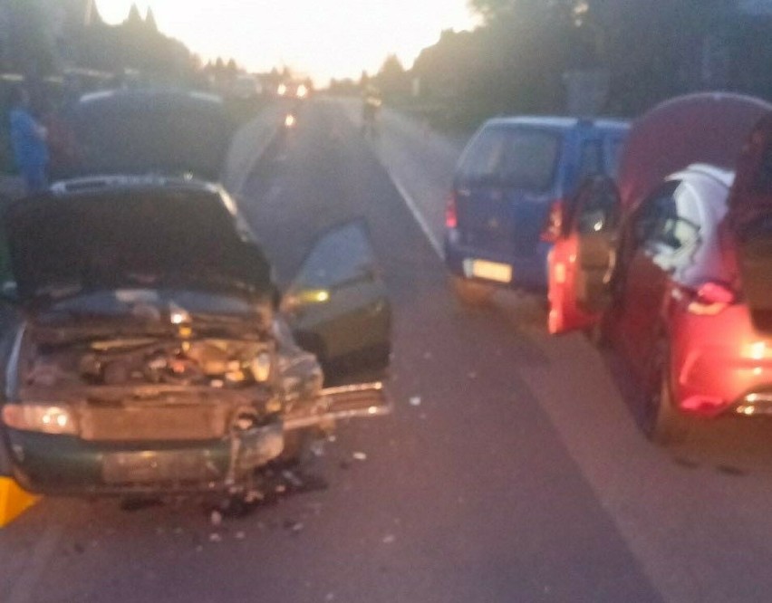 Wypadek na ul. Lipowej w Orłach w powiecie przemyskim. W zderzeniu trzech samochodów, poszkodowane zostały trzy osoby