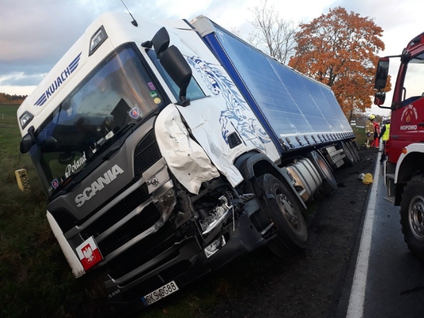 Śmiertelny wypadek na krajowej dwudziestce w Hopowie - zderzyły się dwie ciężarówki i samochód osobowy