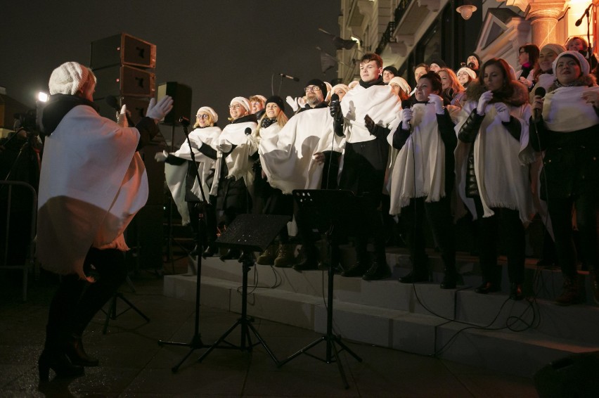 Śpiewanie Last Christmas w Warszawie. Mieszkańcy stolicy włączyli się w wyjątkową akcję! [WIDEO]