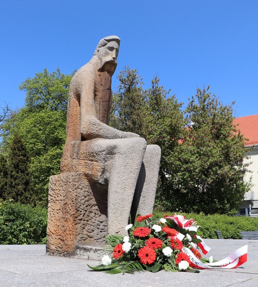 Kaliscy bibliotekarze świętują. Złożyli kwiaty pod pomnikiem...