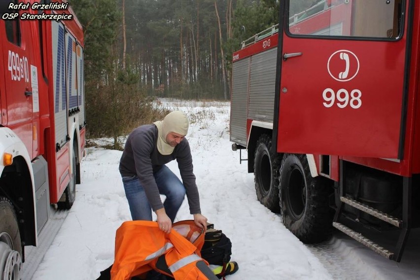 Strażacy ćwiczyli raotwanie ludzi spod lodu