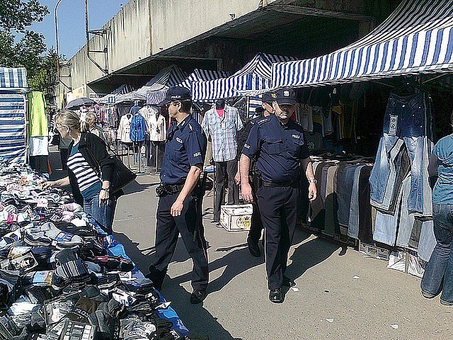 Policjanci szukali kieszonkowców na targu w Mielcu [zdjęcia]