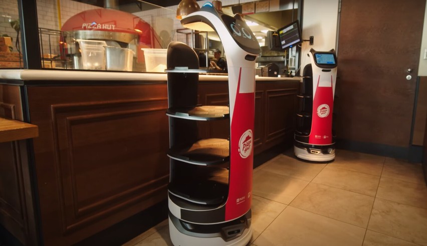 Roboty-kelnerzy w warszawskiej restauracji. Nie tylko dostarczają zamówienie do stolika, ale wchodzą też w interakcję z klientami