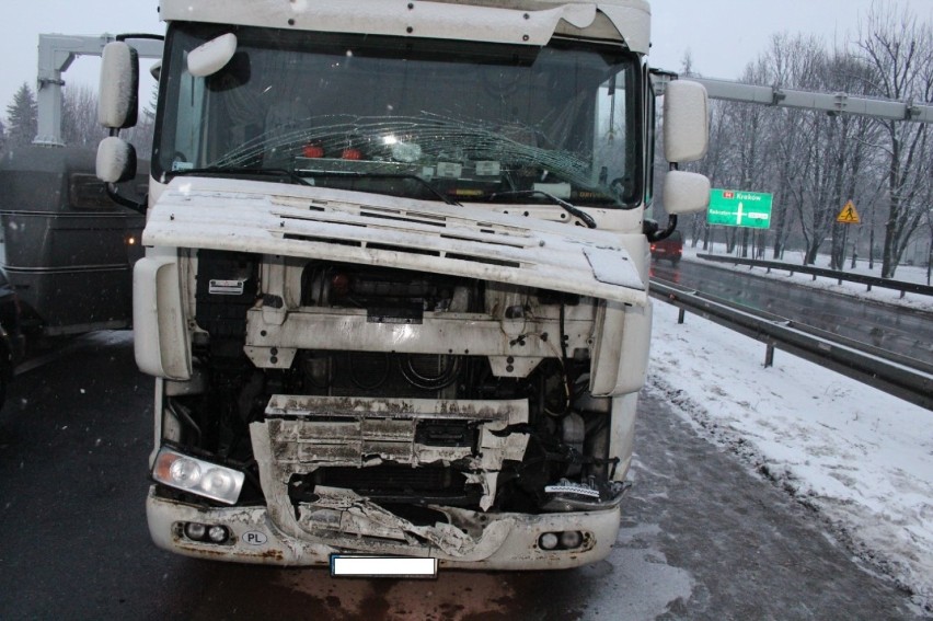 Olkusz. Tir wjechał w autobus przewożący uczniów