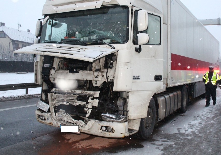 Olkusz. Tir wjechał w autobus przewożący uczniów