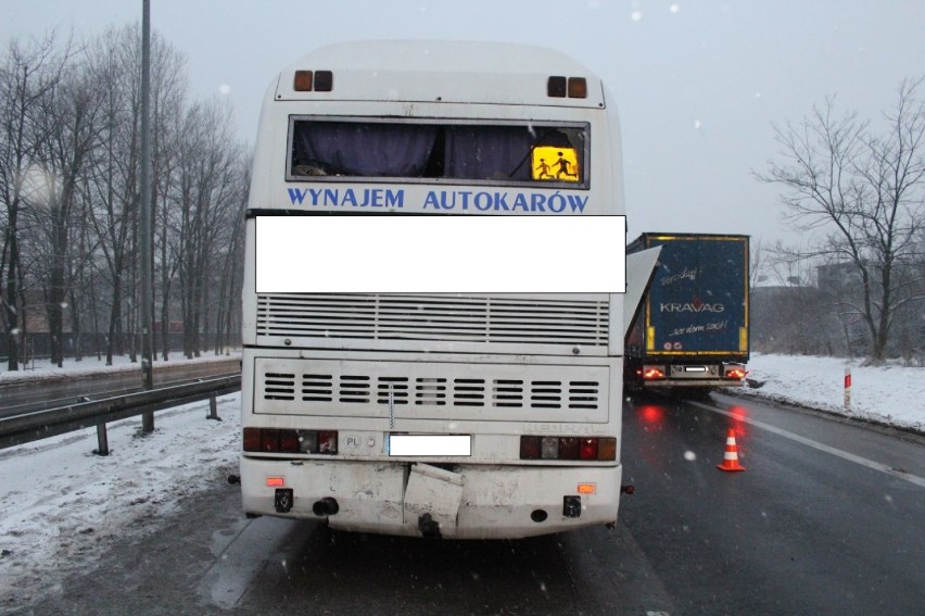 Olkusz. Tir wjechał w autobus przewożący uczniów