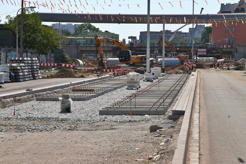 Trwa budowa trasy tramwajowej na Popowice. Od września kierowcy pojadą przez ulice Długą, pod wiaduktem w stronę Kozanowa