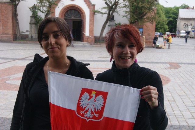 Kamila Fredrich i Zuza Bogacińska, kelnerki z lokalu na rynku