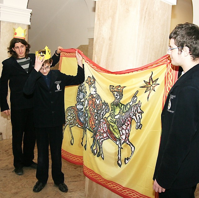 Ci uczniowie "Długosza" poprowadzą Orszak Trzech Króli. Od lewej: Kamil Poniatowski, Jeremi Lewandowski i Jakub Piotrowski